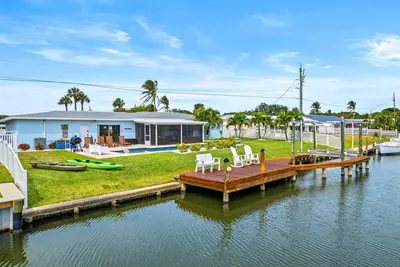 Image de Cocoa Beach Pool Home on Canal | Dock for Boat | 4. 5 Blocks to Beach & Downtown