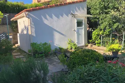 Image de Petit studio dans un écrin de verdure, avec terrasse, 5 minutes du centre ville