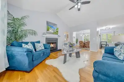 Image de Modern Lake Access Retreat. Hot Tub & Pet Friendly!