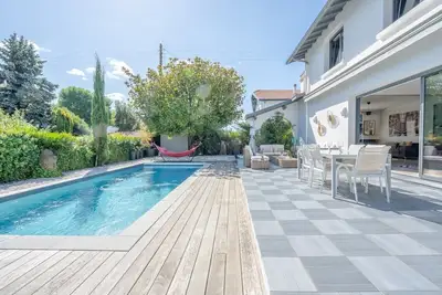 Image de Villa à Anglet, 8 Couchages, Piscine Chauffée, 240m², Idéal Pour Famille