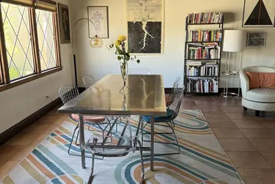 Image de 40 Min Bike To Balloon Fiesta! ! ! Quirky Mcm home with hot tub! ! !