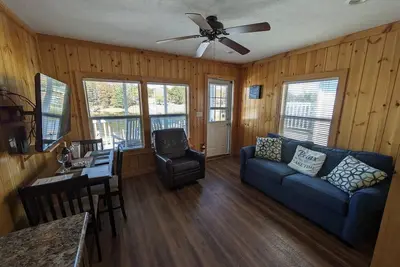 Image de C2-A Lakefront Tiny Home Cabin on Lake Norman