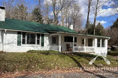 Image de The Katonah House at Lake Mokoma - Pet Friendly with Lake, Beach, & Boat Access.