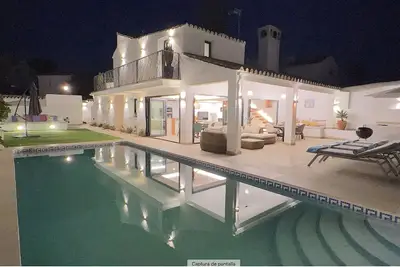 Image de Moderna Villa con Piscina, a 30 Metros de la Playa, en la Mejor Zona de Marbella