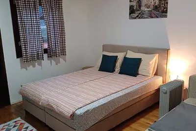Image de In a quiet part of the city, with a free parking space and a private terrace.