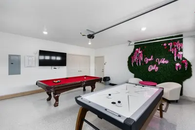 Image de New- 3bd, 2. 5 bath w/ Game room lounge, Hot tub, pool, fire pit, and more