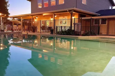 Image de Luxurious Multi-Family Retreat - Pool, Playground, Chef's Kitchen, Gym, Orchard