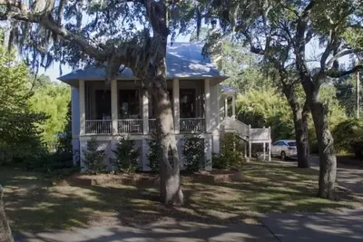 Image de Our Beach House with a pool. Beach walks steps away or relax with a beach view.