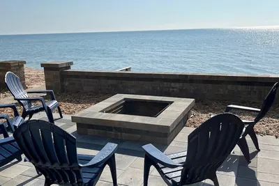 Image de Newly Remodeled Lake Huron Home with Private Sandy Beach / Oscoda