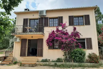 Image de Rez de chaussée de villa proche de la mer dans un jardin arboré et fleuri