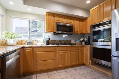 Image de Beach front home with boat slip and all the comforts of home on Kidd island bay!