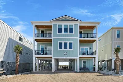 Image de New luxury beach front house steps from the ocean