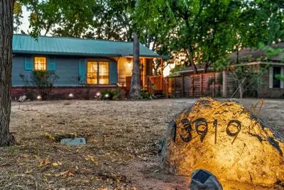 Image de Relaxing Oasis - Walk to Lake Austin, Pet Friendly\n