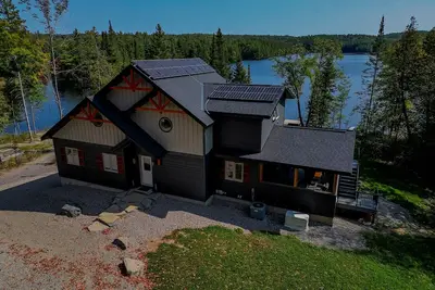 Image de New Off-Grid Waterfront Retreat! Quiet bay on the river, great for families.