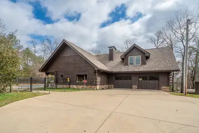Image de Entire Log Home. Perfect Oaklawn Park Vacation Hideout!