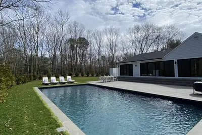 Image de Brand new East Hampton Village Fringe 5 Bedroom House\nall with en-suite bathroom