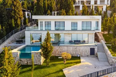 Image de Villa Serenity: Luxury Lakeside Manor