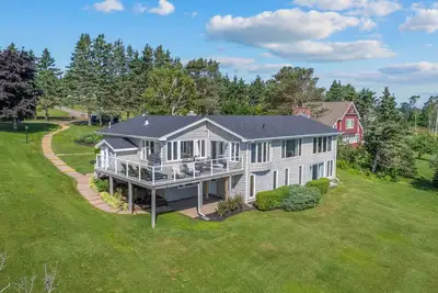 Image de Executive Waterfront Home