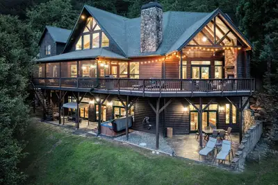 Image de Toccoa River Lodge, 6 Br, Private Pool on the river just 15 min to Blue Ridge Ga