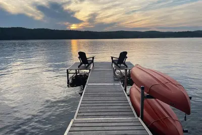 Image de Cozy 2br cottage with firepit, long lake views, lake access and shady\/sunny dock