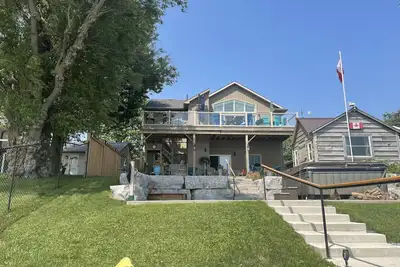 Image de Embrace Lake Erie in our charming 2-story nautical waterfront cottage. \n