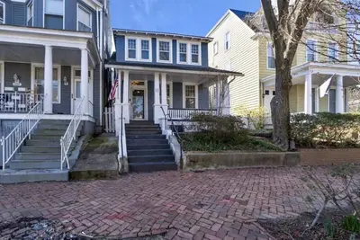 Image de Old Towne Luxe is a historic home with modern updates in walkable Old Towne.