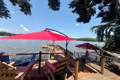 Image de Lakefront cottage- Ramp Access, gas fire pit, hammock, kayaks & gorgeous views!