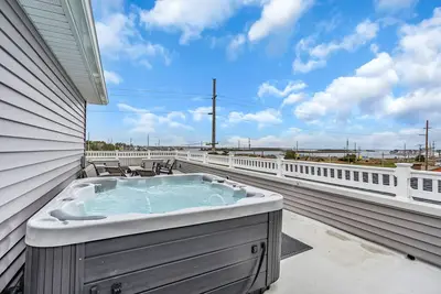 Image de Rooftop Hot Tub w/ bayview, 10 min walk to beach, linens + towels included