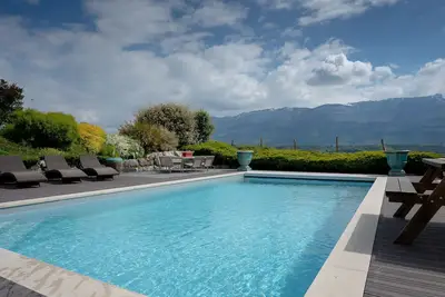 Image de Maison de vacances 'Le Balcon Des Bauges' avec vue sur la montagne, piscine partagée et Wi-Fi