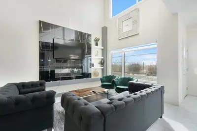 Image de Amazing Modern Home, in Southeast Edmonton.