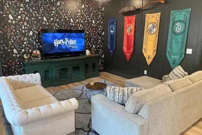 Image de New Harry Potter Themed / Cozy Mountain Views! Hiking, Biking, Close to Downtown