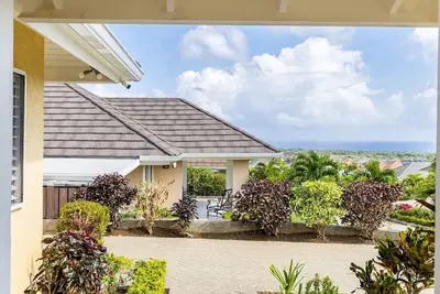 Image de Villa Serene Mid Century Modern Island retreat W\/Ocean View! Super-host on Abnb!