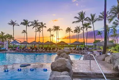 Image de 𝐅𝐢𝐧𝐝𝐢𝐧𝐠 𝐌𝐞𝐢𝐥𝐢'𝐬 Beachfront Kā‘anapali Resort + Amenities Included