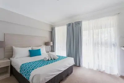 Image de Self-Contained Beachside Apartments with outdoor pool, Bbq, Games & Play Areas
