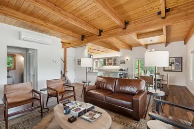 Image de Riverbend Lodge: Private Riverfront Luxury Home
