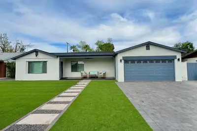 Image de New! Fully renovated spacious modern lux home. Near everything & Pet friendly! \n