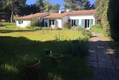 Image de Maison familiale au calme dans la forĂŞt Ă 5 minutes Ă pieds de la plage.