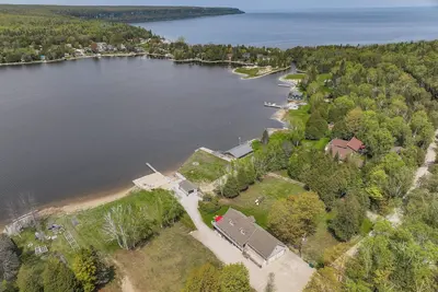 Image de Lakeside Retreat with Hot Tub & Dock