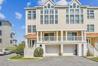 Image de Activities included up to $300 Free Per Week! ! New Listing 2024! Exceptional and spacious multi-level 4 bedroom plus den, 4 full bath townhome overlooking the bay offering panoramic views and glorious sunsets from any of the 3 open decks!