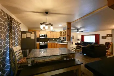 Image de Comfortable cozy cabin, Sleeps 9, 30 min to Ynp