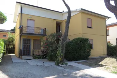 Image de Appartement dans une villa entourée de jardin