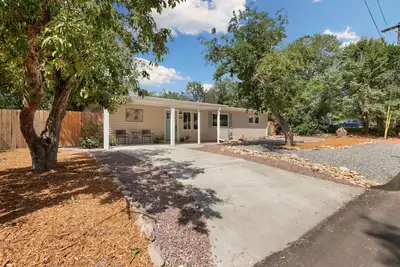 Image de Nestled in a prime location, this charming home promises comfort & convenience!