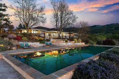 Image de Gorgeous Pool and Sweeping Views