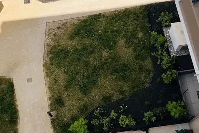 Image de Appartement de haut standing avec une terrasse vue sur la ville de lumières