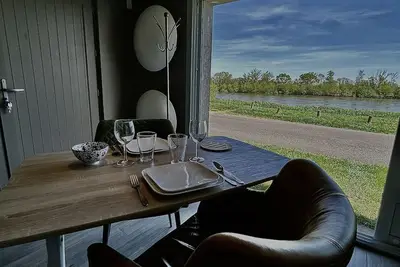 Image de Studio avec vue sur loire et grand jardin. Animaux accepter!