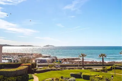 Image de Joli studio climatisé vue mer refait a neuf avec Jardin à 50 m de la mer
