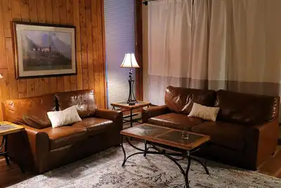 Image de Cozy condo with loft close to base of mountain with shuttle service to base