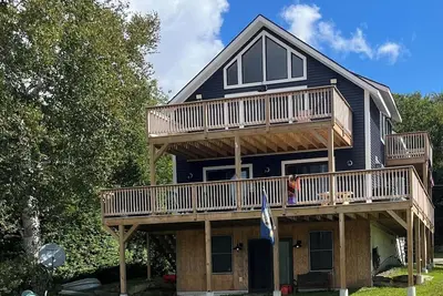 Image de Experience Lakeside Living with a Perfect Blend of Rustic Charm & Modern Luxury