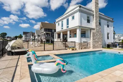 Image de Direct Beach Water Front with Heated Pool