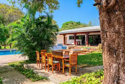 Image de Stunning Farmhouse, Private Pool, 7 Br, 8 Bth, Amazing fruit gardens, parking